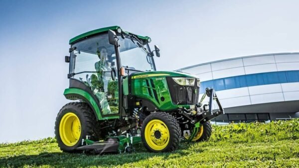 2_2038r_r2g023562_large_6cc86c1a54772d48c3a971d0f0032d35c367ec37_1024x.jpg John Deere Kompakttraktor 2038R
