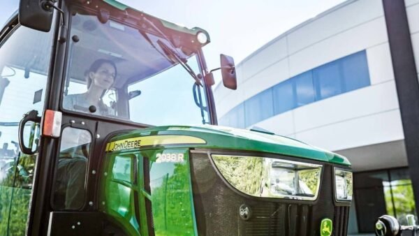 3_2038r_r2g023552_large_ae8fe0565f1f0c5b829a82ce51a76b7b4911bf17_1024x.jpg John Deere Kompakttraktor 2038R