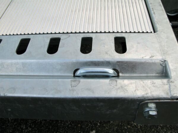 4f5a7f55aa8a4a5f912df8eda4602239.jpg Humbaur Universal 3000 Seilwinde, Auffahrbohlen u Aluboden