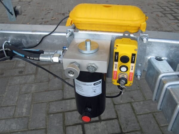 7c8616cf86f6ca71e8189ff8d544d5ac.jpg Unsinn UDK 3620-35-14 E-Pumpe, Stahlboden, 14 Zurrpins Spinlock