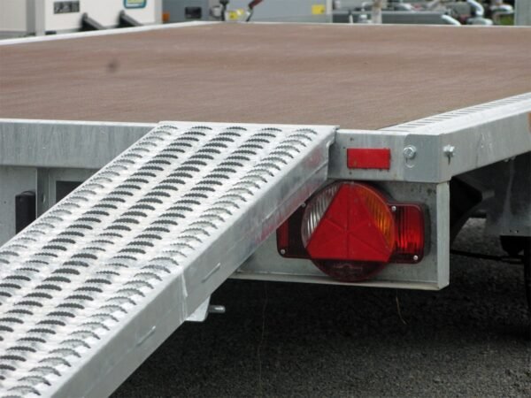 Humbaur Universal 3000 Seilwinde und Auffahrbohlen