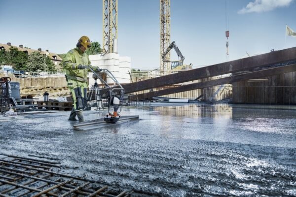 BV30_Einsatz_1.jpg HUSQVARNA BV 30 E – Vibrationsbohle mit Viertakt Benzinmotor
