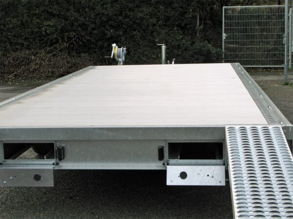 fb2876a1cf41b048fb41b4b478f30982.jpg Humbaur Universal 3000 Seilwinde, Auffahrbohlen u Aluboden